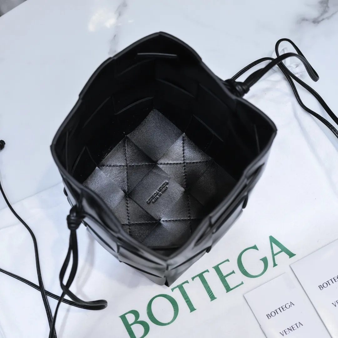 Bottega veneta* new woven small bucket bag latest series # The square bag shape is matched with classic woven elements, drawstring design, minimalism, and has a very large capacity. Every color is beautiful, it is simple and elegant but has a cool style. It can be used by both men and women, and the upper body is fashionable and classy! Style number: 6612# Large size: 19x14x13cm